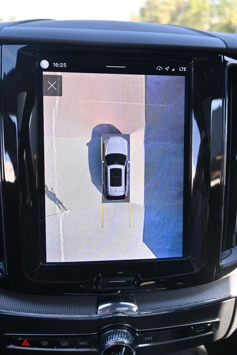 Fahrzeugabbildung Volvo XC60 T8 Plus Dark AWD*360°*FSHZG*AHK*PANO*