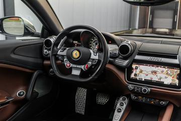 2018 Ferrari GTC4LUSSO — миниатюра 23
