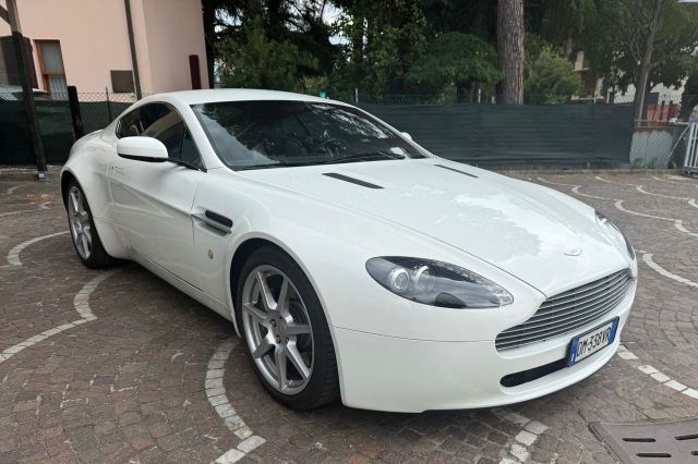 Aston Martin V8 Vantage , prima vernice book, MA
