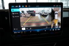 VW Tiguan 1.5 eTSI R-Line | Pano | HuD | AHK | 20" VW Tiguan 1.5 eTSI R-Line | Pano | HuD | AHK | 20"