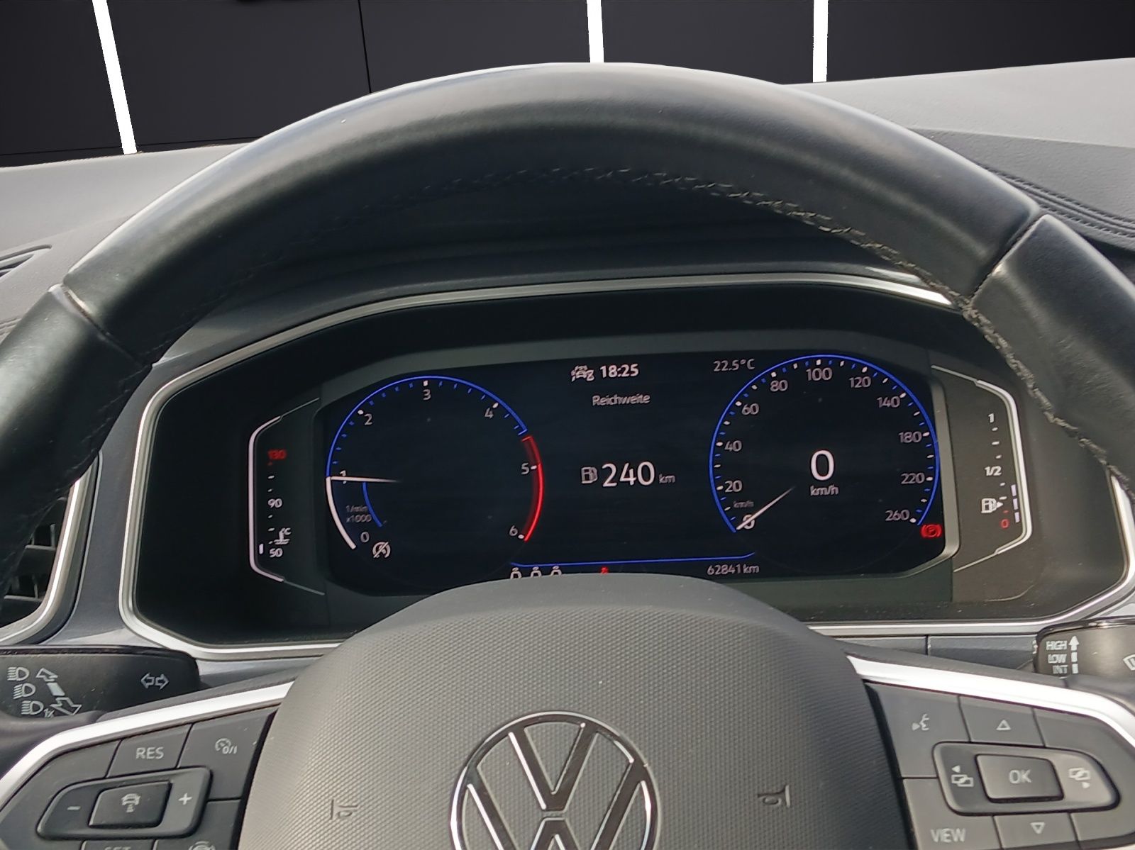 Fahrzeugabbildung Volkswagen T-Roc TDI StyleAHK AID ACC RFK SH LM