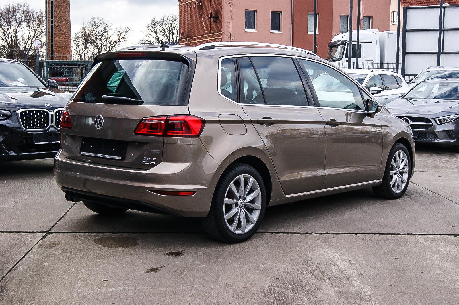 Fahrzeugabbildung Volkswagen Golf Sportsvan 14TSI DSG Highline AUTO XENON AHK