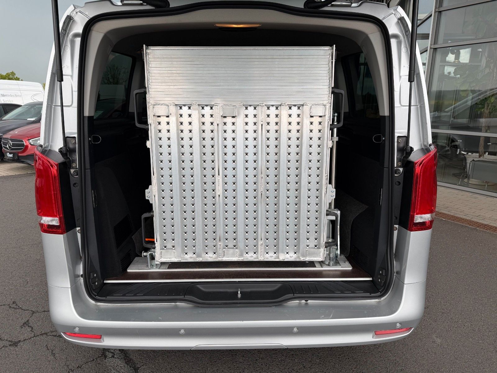 Fahrzeugabbildung Mercedes-Benz Vito 116 CDI Tourer 9G Laderampe Stdheiz LED