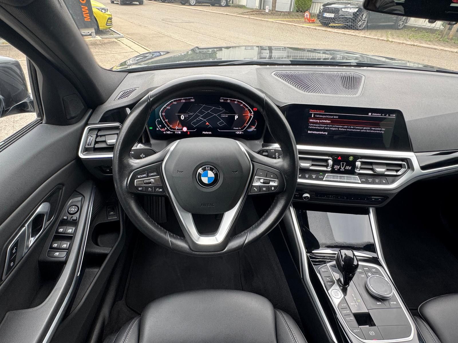Fahrzeugabbildung BMW 320i Touring Sport-Line Steptr. LED KAM AHK NAV