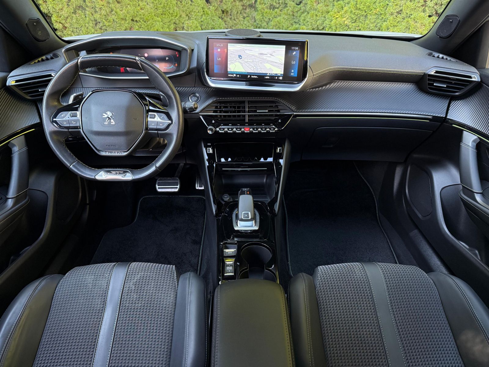 Fahrzeugabbildung Peugeot 2008 GT 1.5 Blue-HDI LED+NAV+KAM+PANO+AMBI+SHZ+