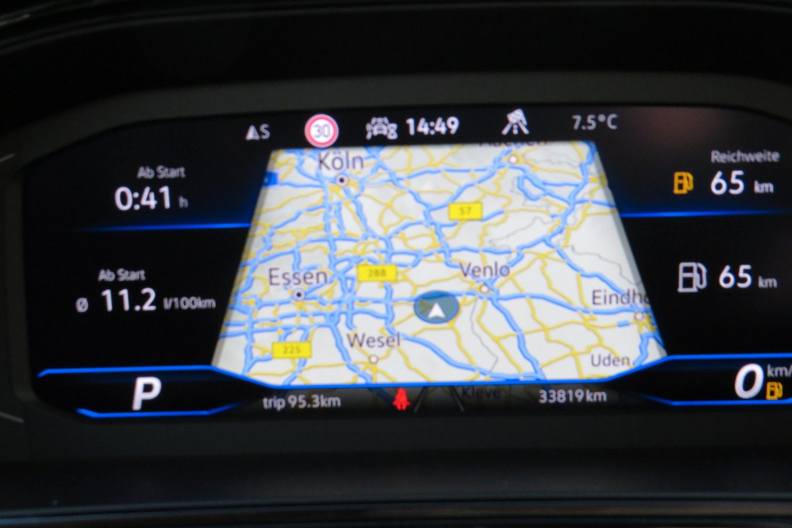 Fahrzeugabbildung Volkswagen T-Roc R-LINE AHK DCC ACC NAVI KAMERA 8-FACH 1.H