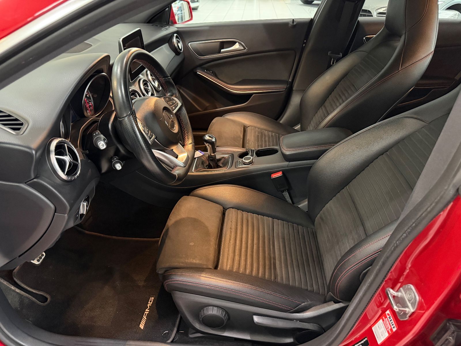 Fahrzeugabbildung Mercedes-Benz CLA 200 D AMG LINE / ROT