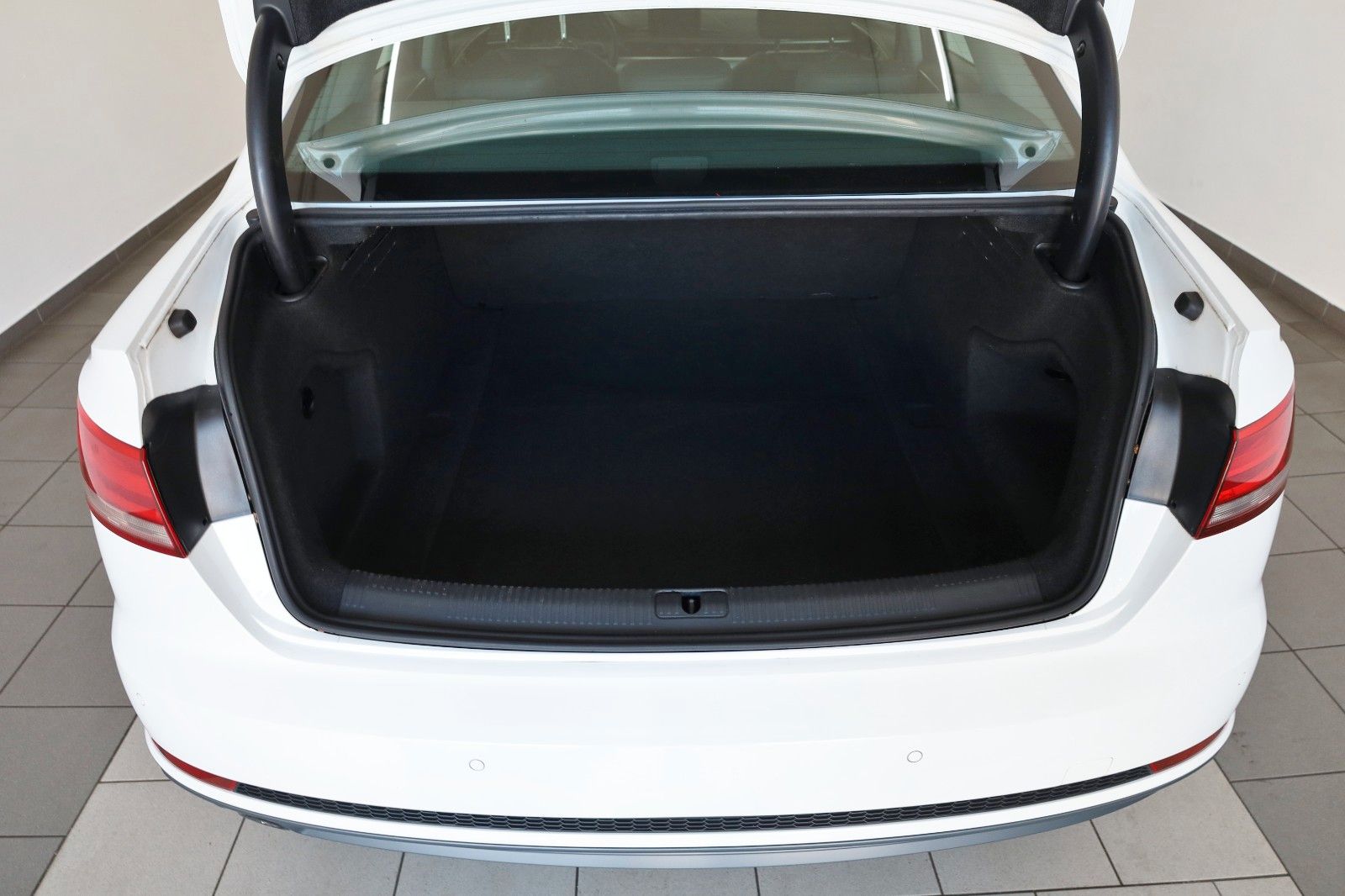 Fahrzeugabbildung Audi A4 Lim. S Line ext. Xenon,SH,PDC,Allwetter