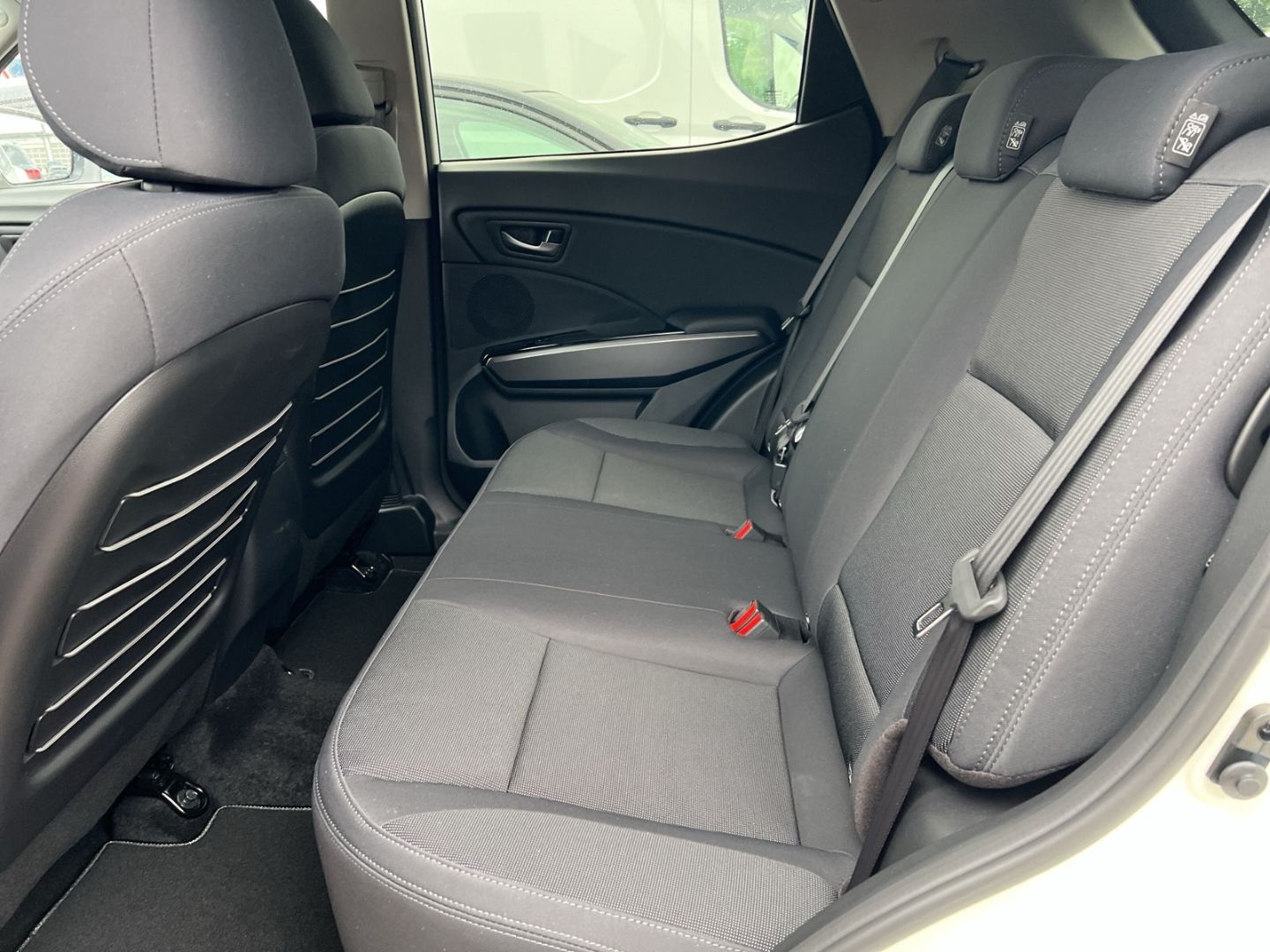 Fahrzeugabbildung KGM Tivoli Nomad MT Navi CarPlay DAB SHZ Spurhalte.