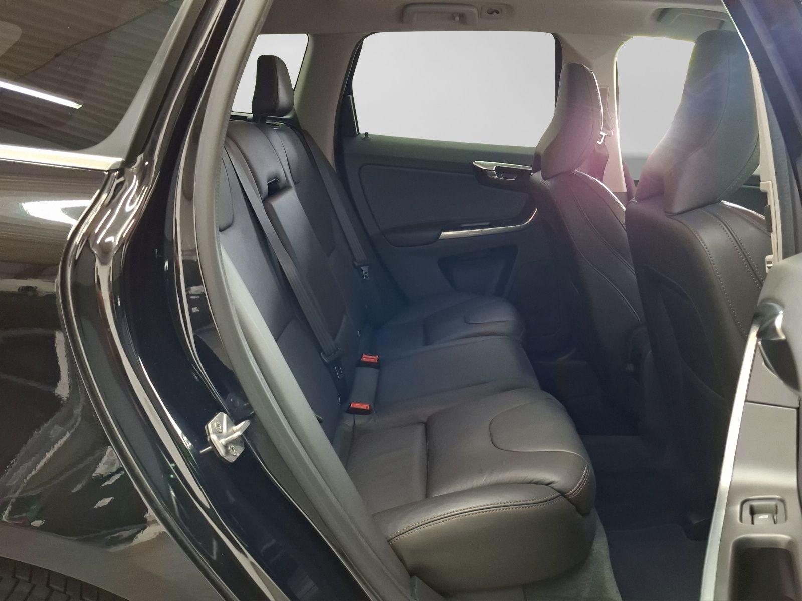 Volvo XC60 T5 AWD SUMMUM AHK PANO LEDER
