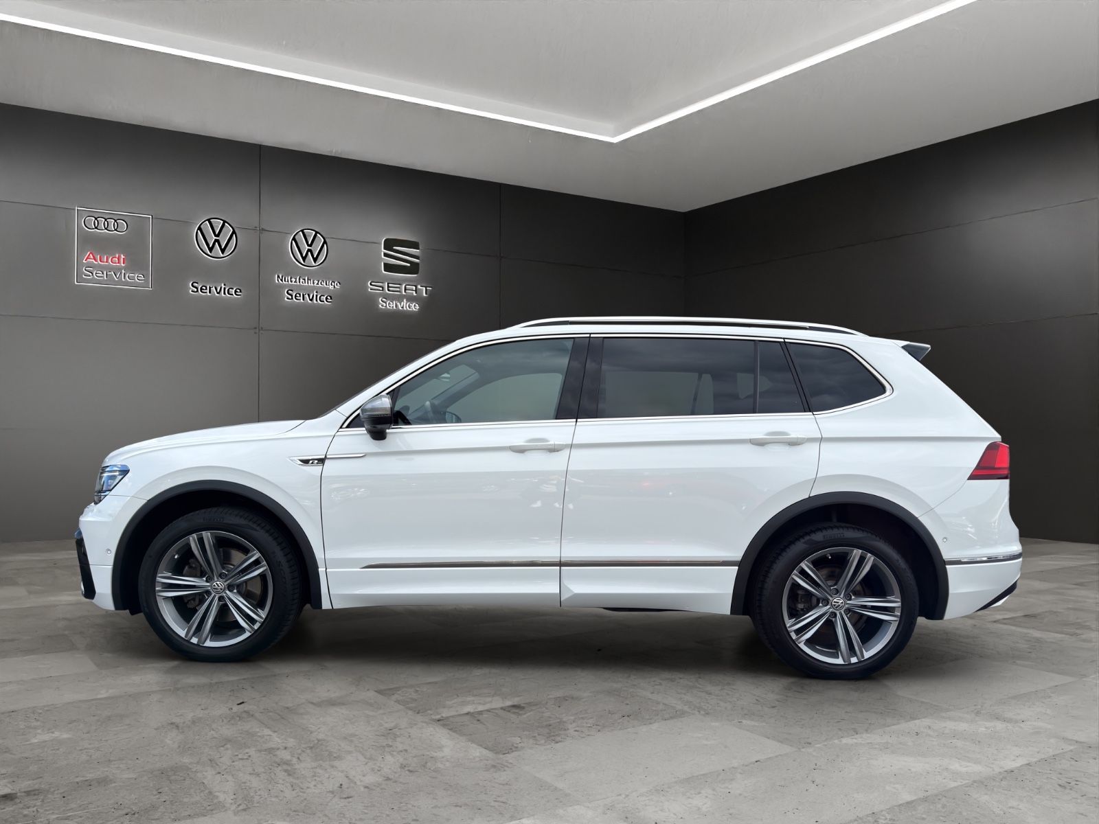 Volkswagen Tiguan Allspace *R-Line* 2.0 TDI DSG 4Motion imagem 2
