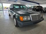 Mercedes-Benz 200,  Oldtimer mit H Kennzeichen - Mercedes-Benz 200 in Duisburg