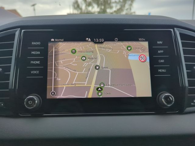 Fahrzeugabbildung SKODA Karoq 1.5 TSI DSG Sportline NAV AHK ELEKTR HECKK