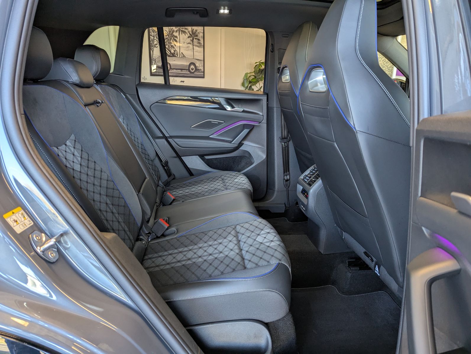 VW Tiguan 2.0TDI R-Line 4M Pano Black AHK Matrix 20 - Image 16