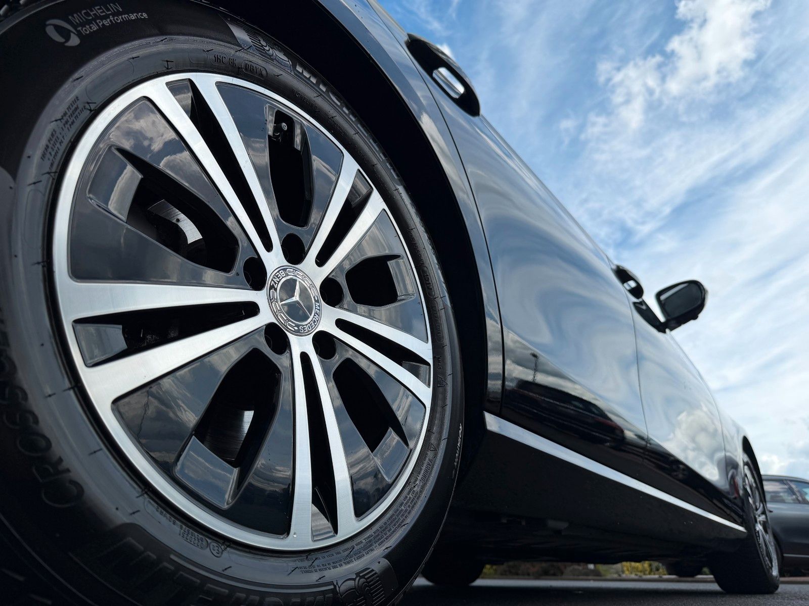 Fahrzeugabbildung Mercedes-Benz E 200d T Avantgarde+Pano+Distr+AHK+360