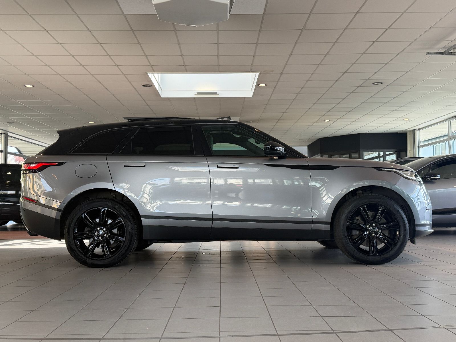 Fahrzeugabbildung Land Rover Range Rover Velar Hybrid S P400e /PANO/MERIDIAN/