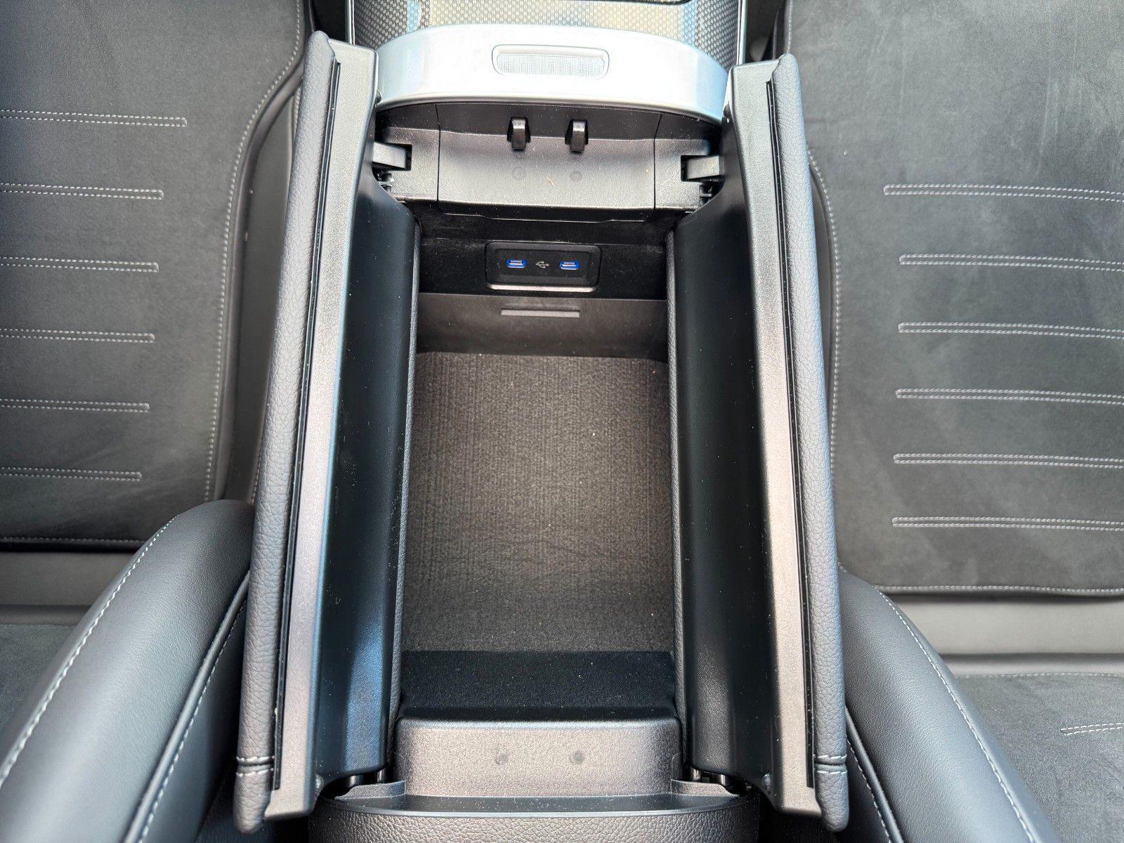 Fahrzeugabbildung Mercedes-Benz C 220 d T AMG Burm+AHK+Pano+360°+Distr+Memory
