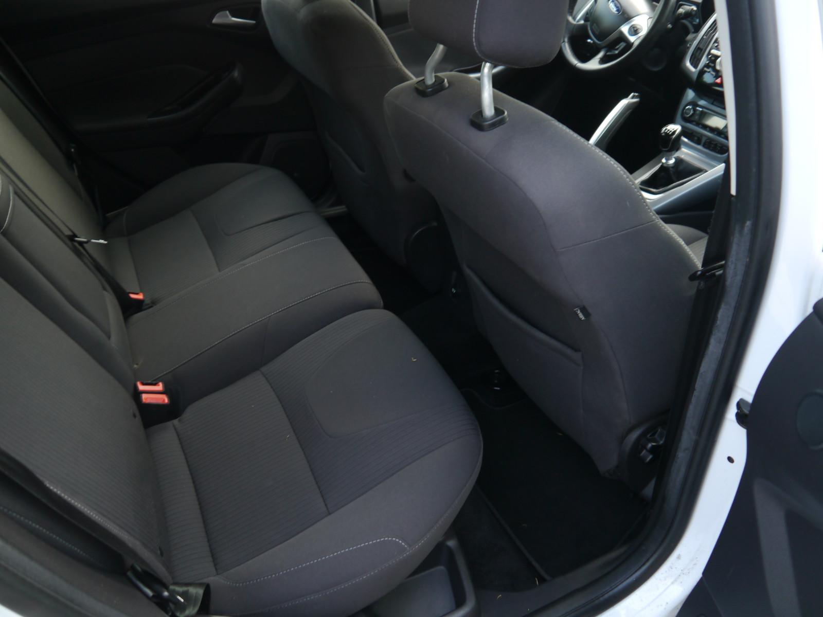 Ford Focus 2011 — photo 13