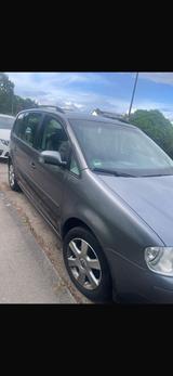 Volkswagen Touran 1.6 FSI Automatik Highline Highline - Volkswagen Touran mit Benzin-Antrieb: Kleinbus, Automatik, 1.6