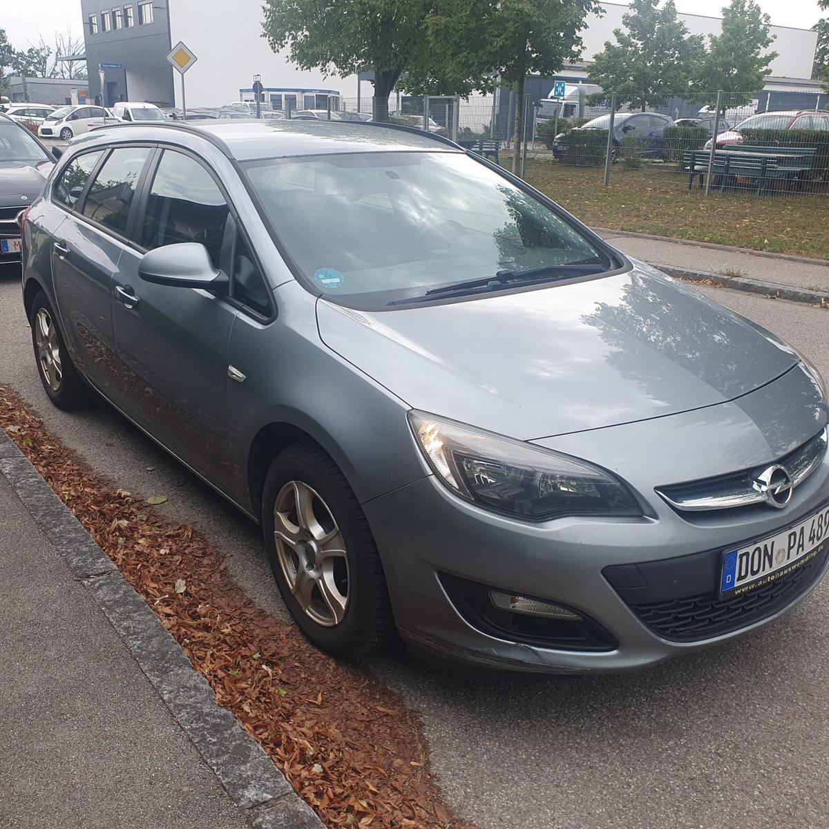 Opel Astra 2014 — rear view