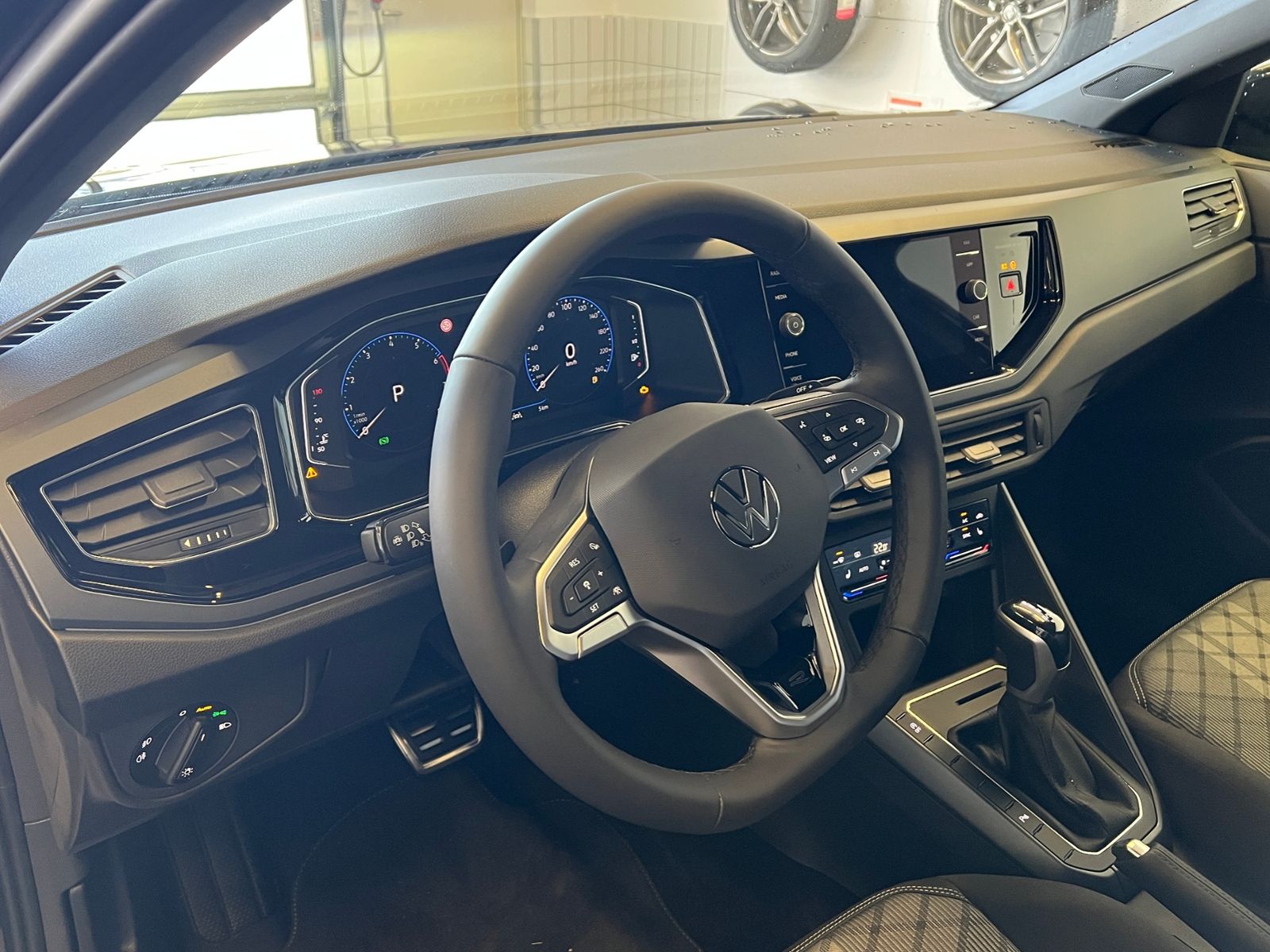 Fahrzeugabbildung Volkswagen Taigo R-Line 1.5 TSI DSG *AHK, Navi, "IQ.DRIVE"*