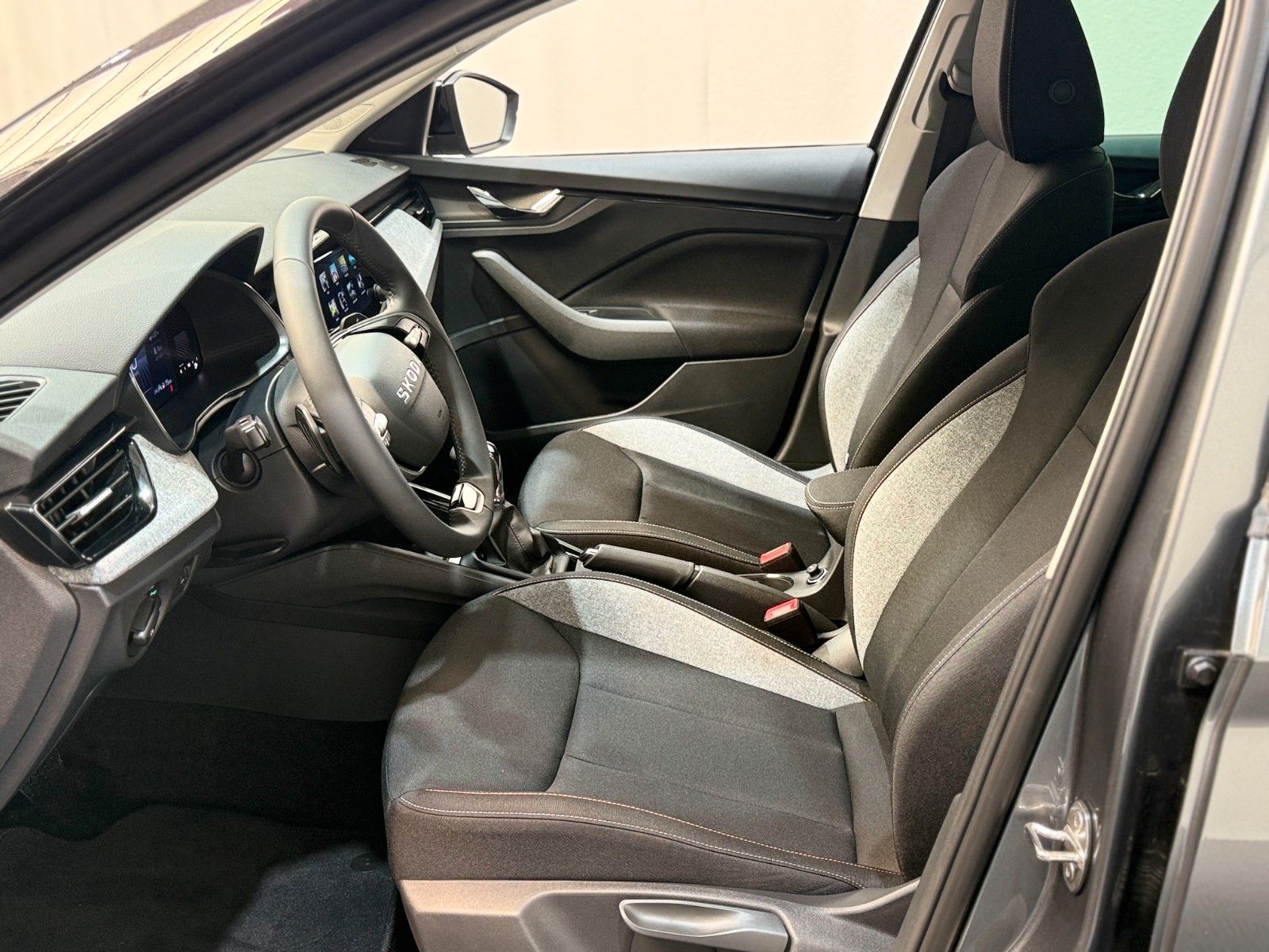 Fahrzeugabbildung SKODA Kamiq 1.0 TSI DSG Selection Black 17Z Kamera SHZ