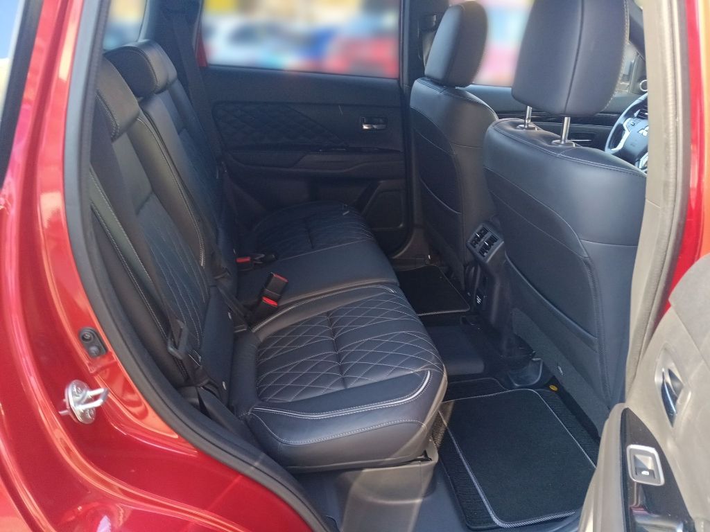 Fahrzeugabbildung Mitsubishi Outlander PHEV 2.4 TOP 4WD Navi Leder SD ACC