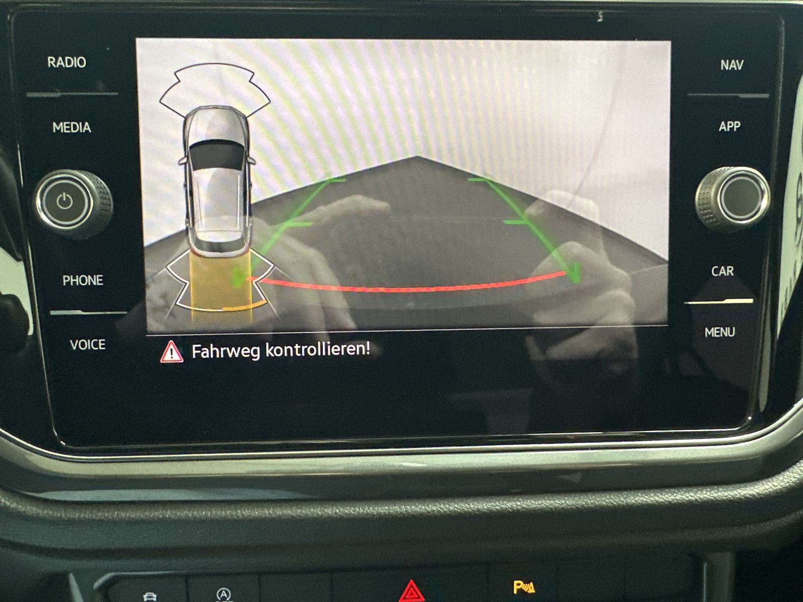 Fahrzeugabbildung Volkswagen T-Roc 1.5 TSI DSG R-Line NAV+LED+ACC+KAMERA+PANO