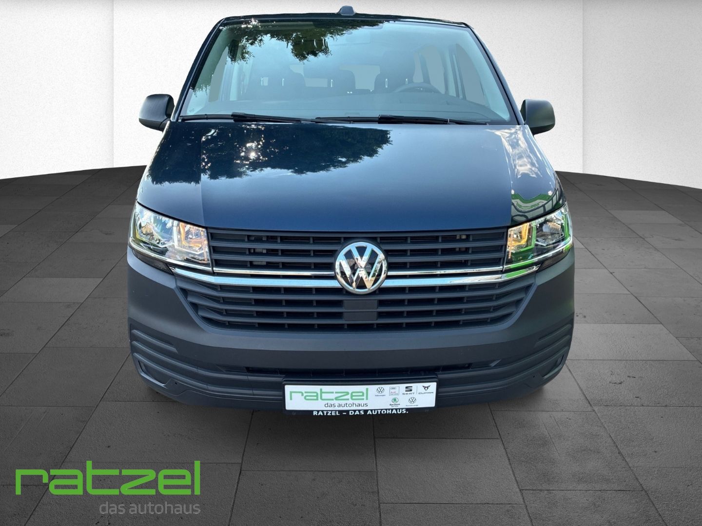 Fahrzeugabbildung Volkswagen T6.1 Kombi LR 2.0 TDI AHK Navi Apple CarPlay And