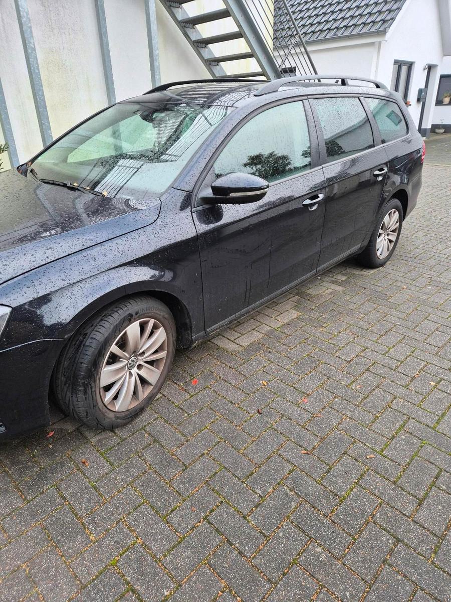 Volkswagen Passat 2011 — вигляд ззаду