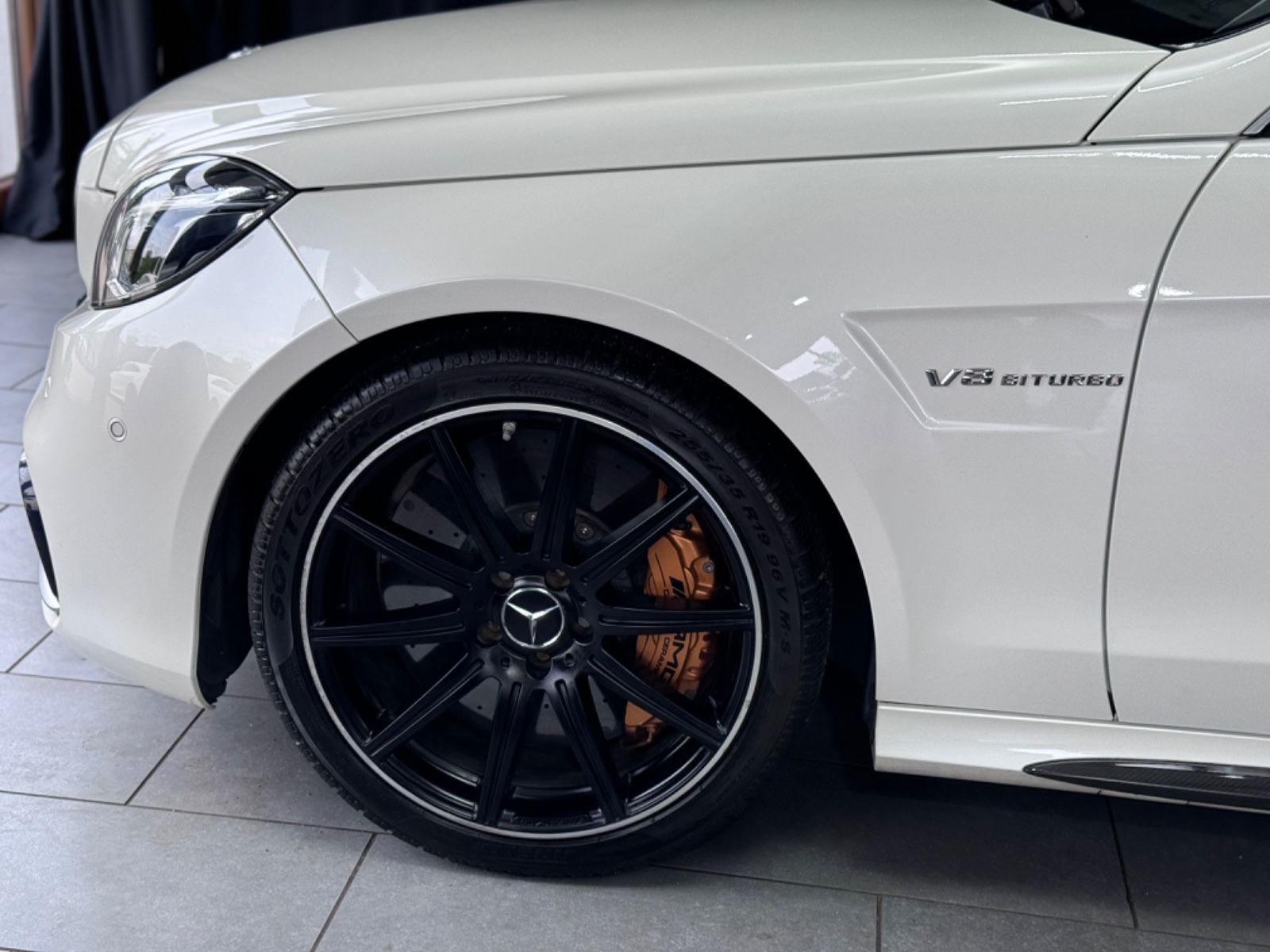 Fahrzeugabbildung Mercedes-Benz E 63 AMG S 4Matic*KERAMIK*B/O*MASSAGE*PANO*VOLL