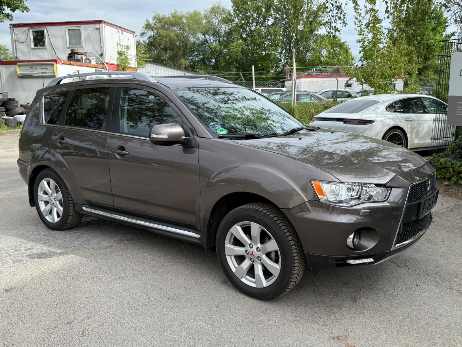 Mitsubishi Outlander 2.4 MIVEC  4WD *GAS*  CVT 7.SITZER