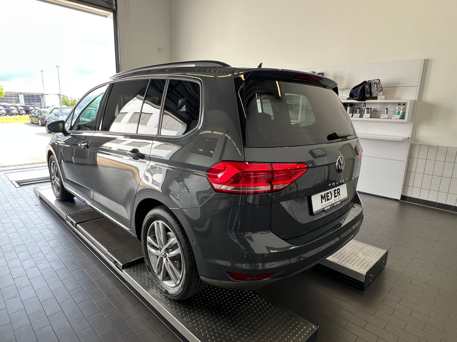 Fahrzeugabbildung Volkswagen Touran Comfortline 1.5 TSI DSG *AHK, LED, 7Sitze