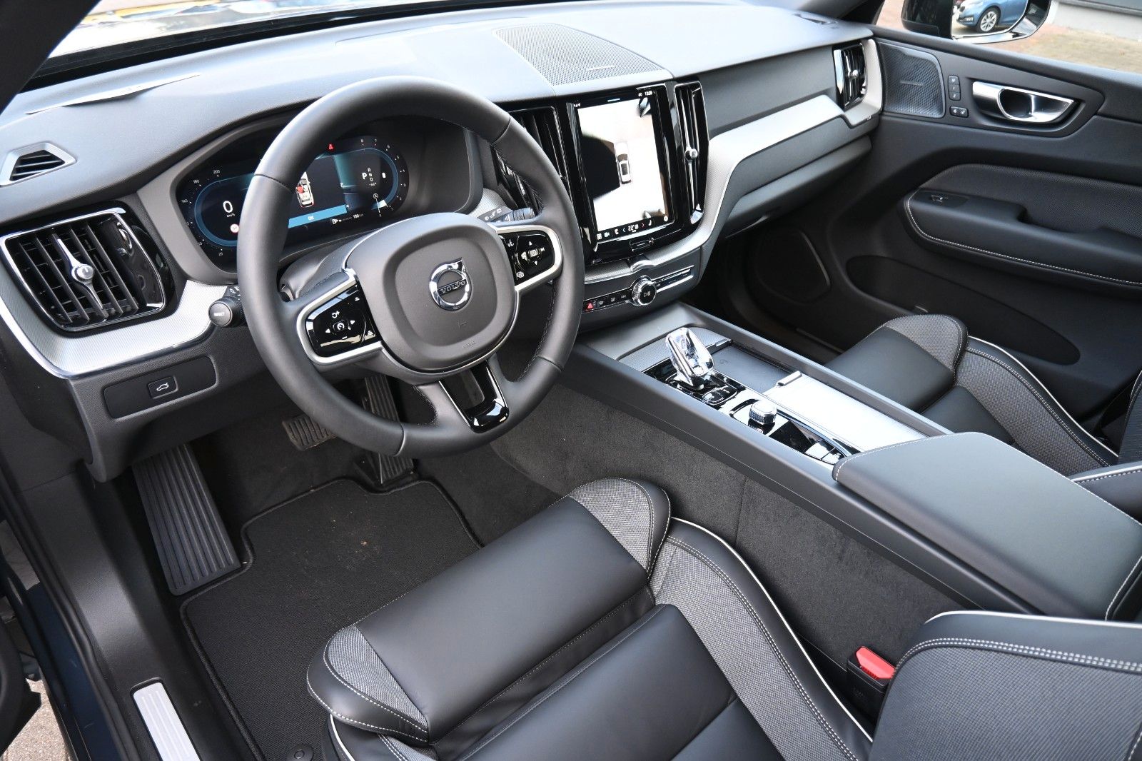 Fahrzeugabbildung Volvo XC60 B5 AWD Plus Dark*FSHZG*360°*H&K*ACC*AHK