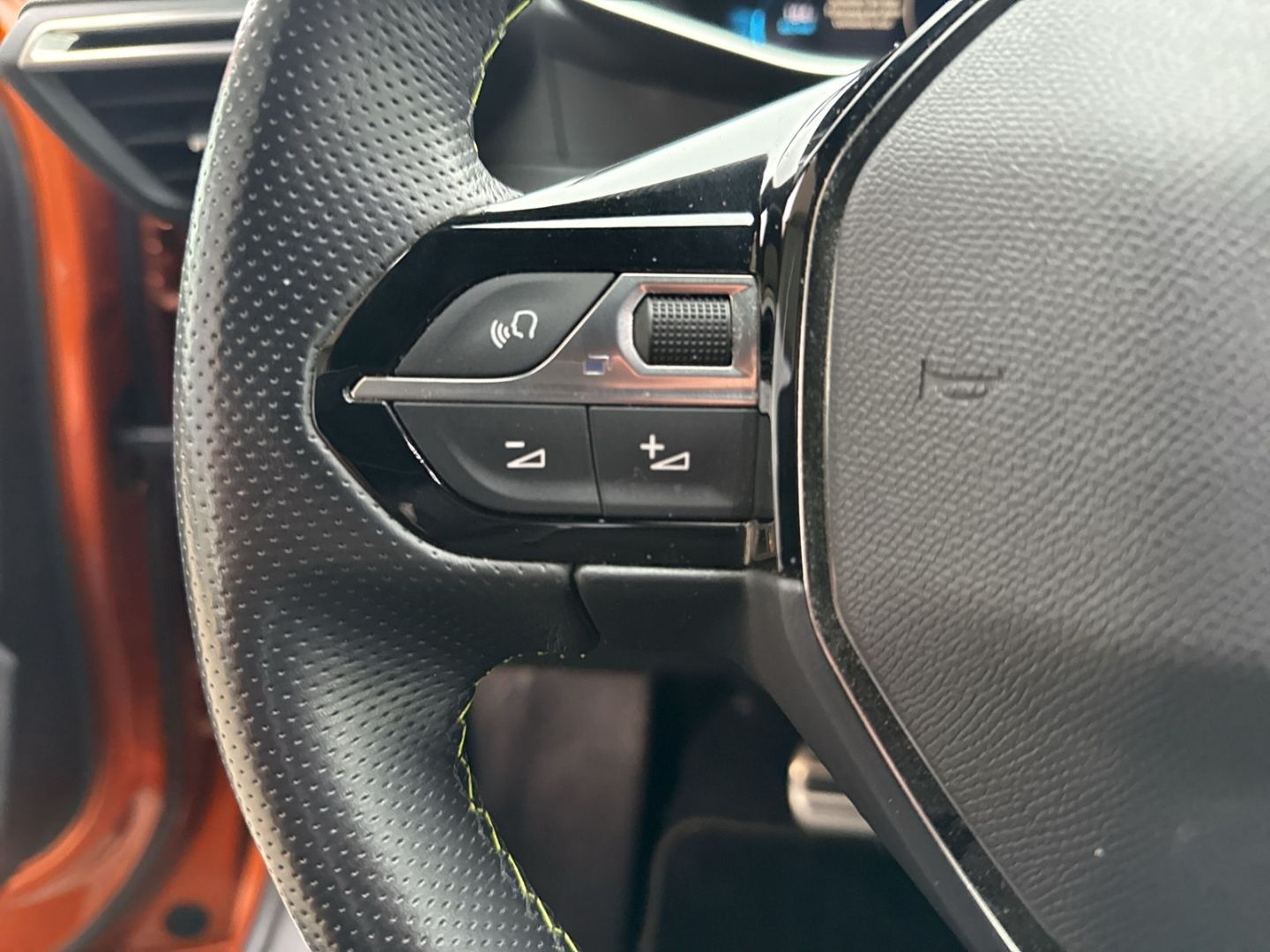 Fahrzeugabbildung Peugeot 2008 e- GT Navi Digitales Cockpit LED Apple CarP