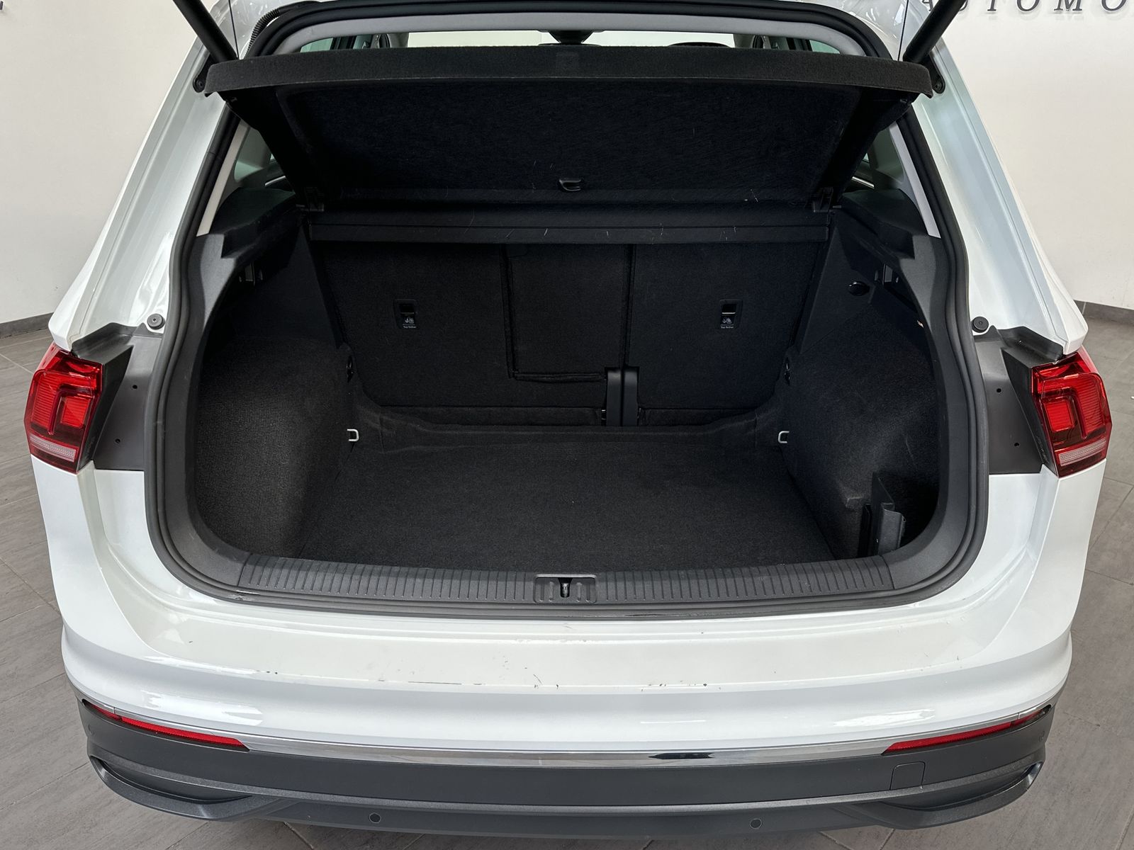 Fahrzeugabbildung Volkswagen Tiguan 1.5 TSI DSG United NAV+LED+AHK+PANO+360°