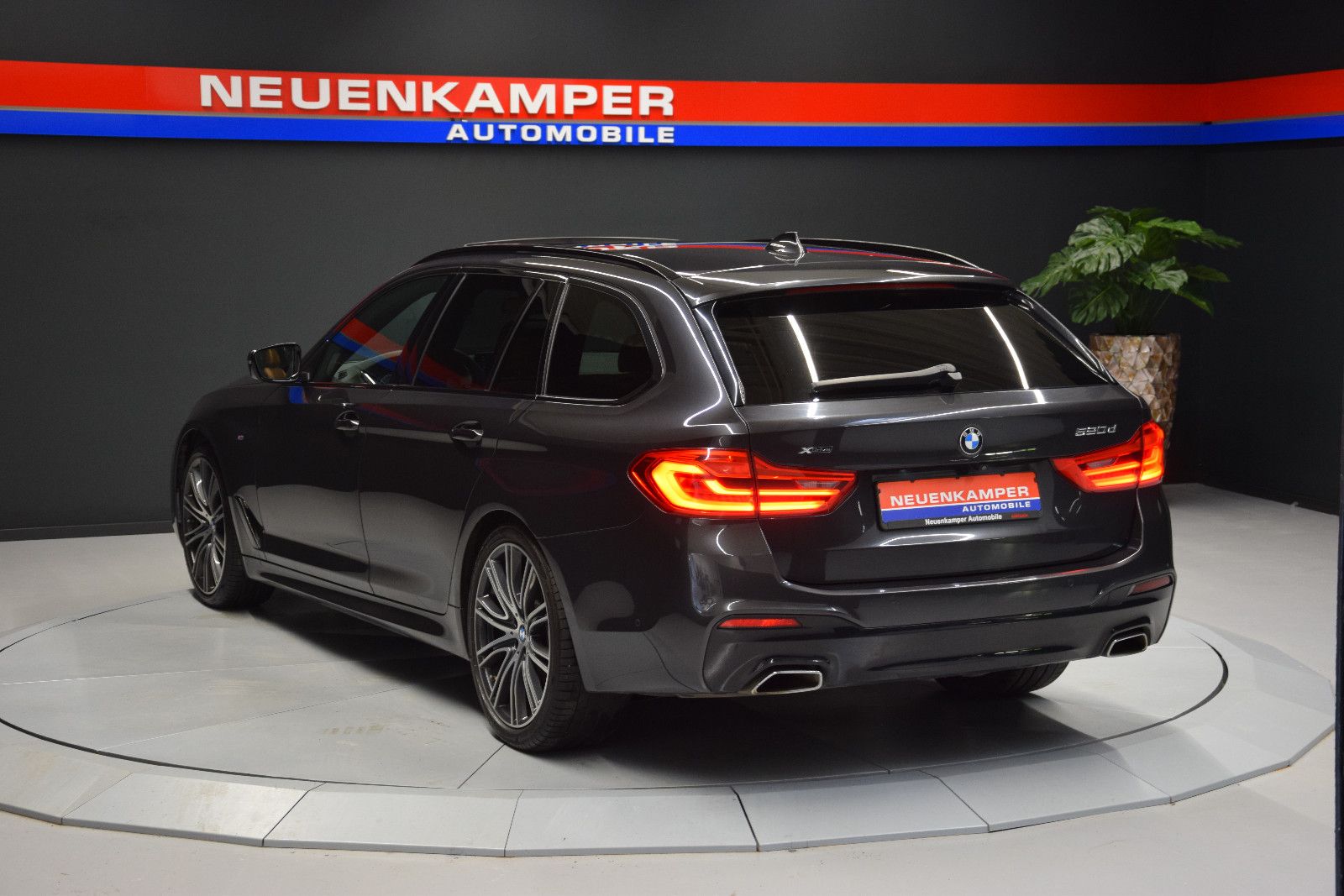 Fahrzeugabbildung BMW 520 d xDrive M Sport Leder Panorama H&K 360°