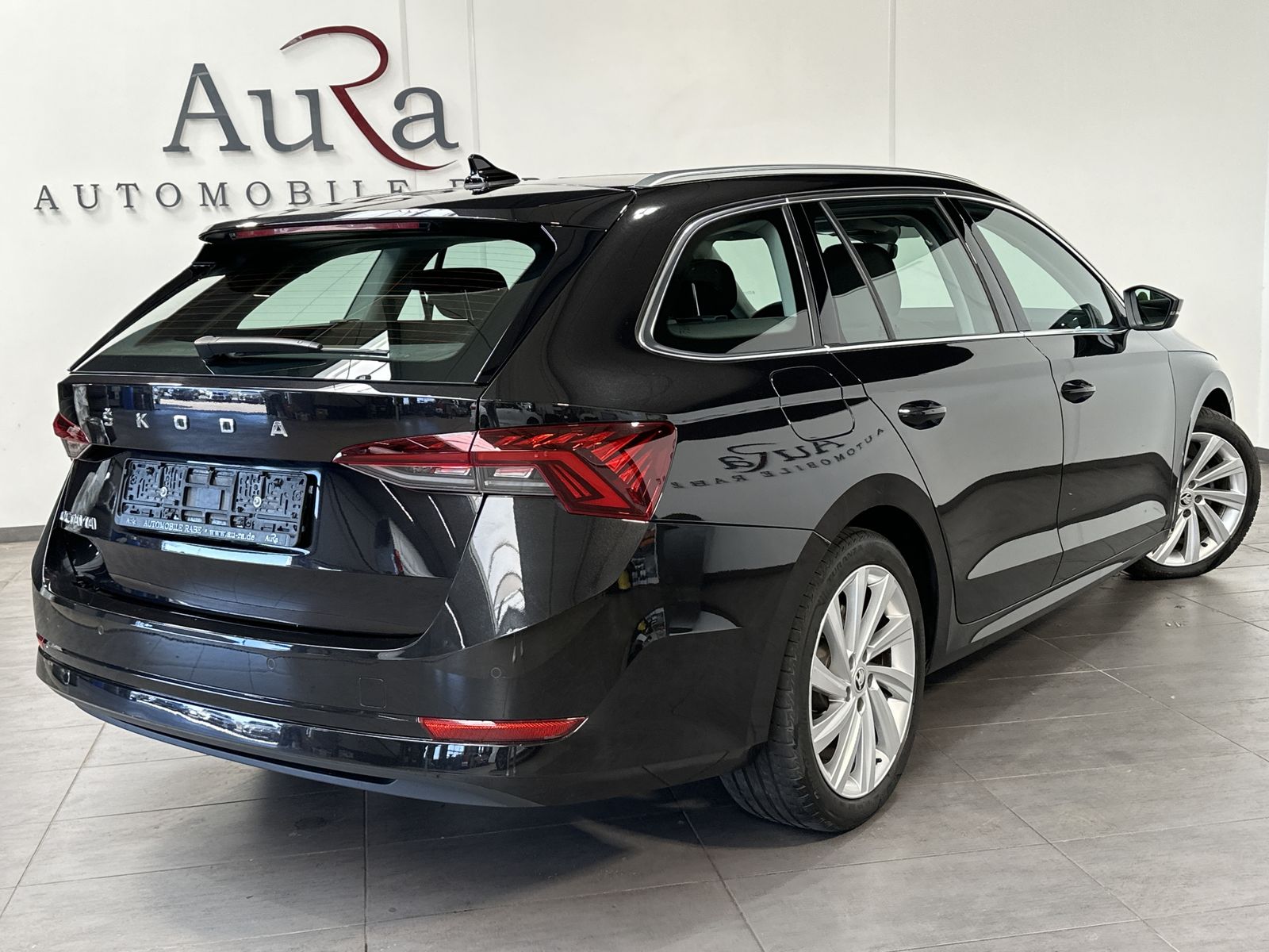 Fahrzeugabbildung SKODA Octavia Combi 2.0 TDI DSG FiEdition NAV+LED+PANO