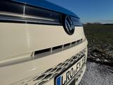 Volkswagen T7 Multivan Style eHybrid, Top Zustand, MwSt.! - blaue Volkswagen T7 Multivan