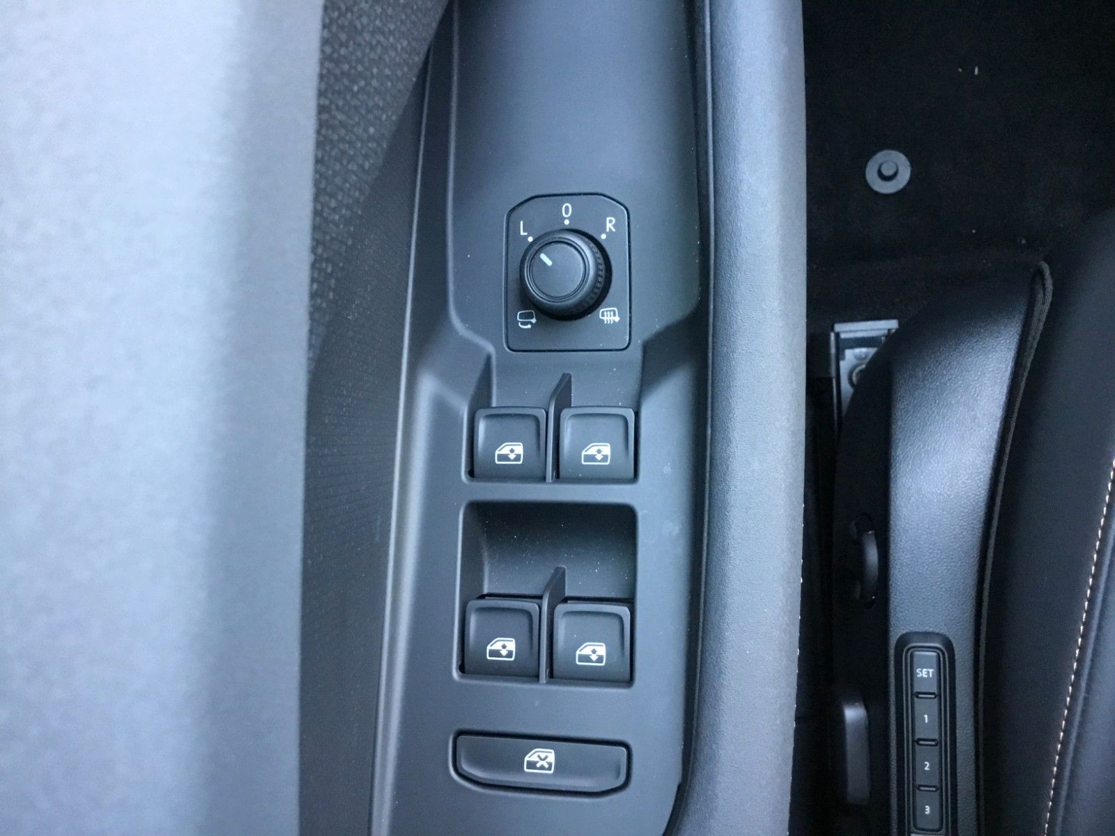 Fahrzeugabbildung CUPRA Terramar 1.5 e-HYBRID DSG+AHK+Kessy+Navi+18"