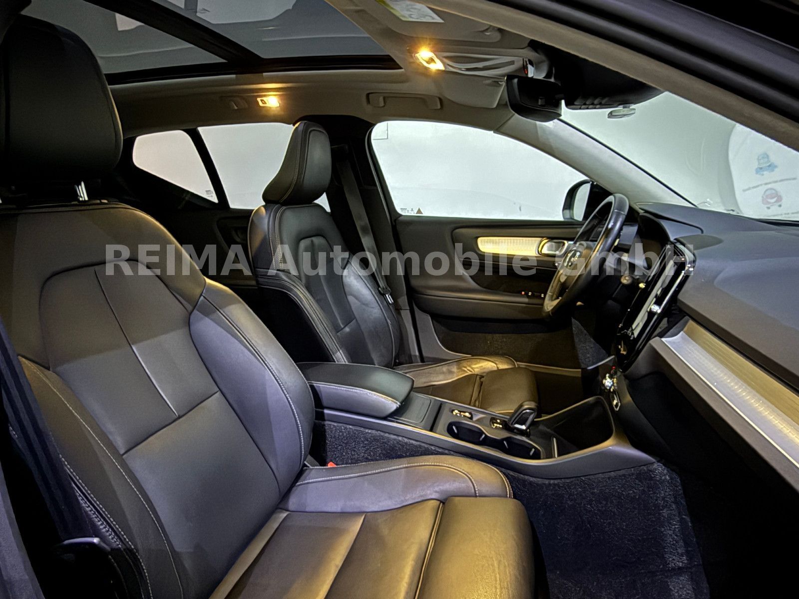 Fahrzeugabbildung Volvo XC 40 D4 Momentum AWD, Pano, LED, H&K