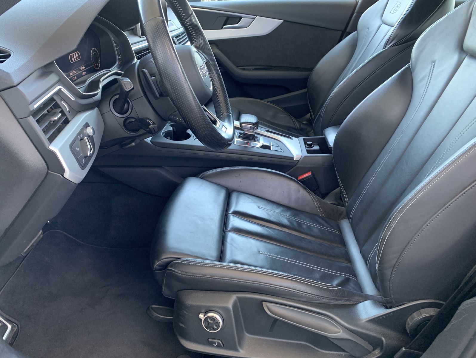 Fahrzeugabbildung Audi A4 2.0 TDI*S Line*Leder*Head-Up*VC*Cam*LED*AHK*