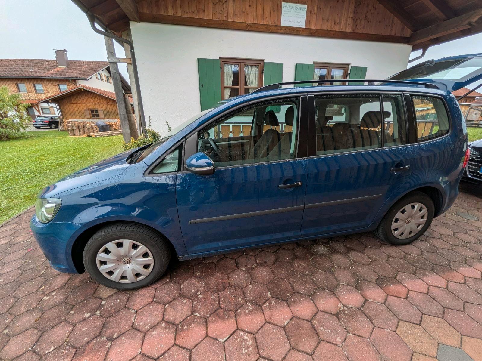 Volkswagen Touran 2011 — салон