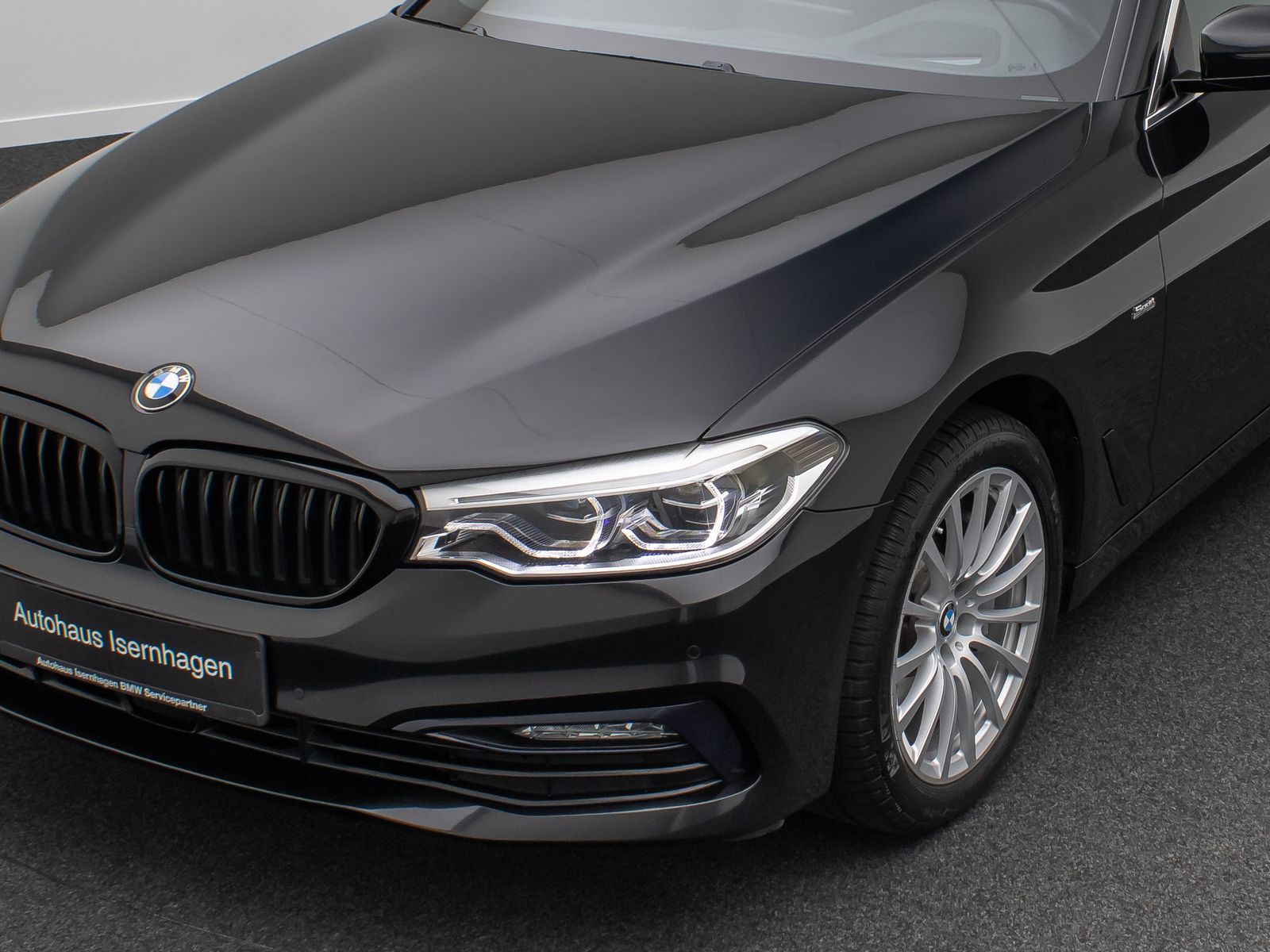 Fahrzeugabbildung BMW 530d Sport Line ACC Kamera HUD HiFi DisplayKey