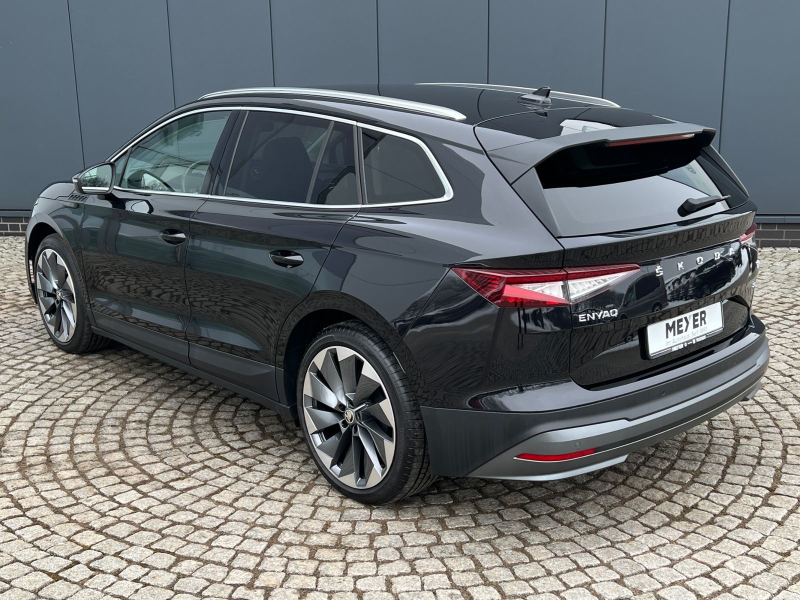 Fahrzeugabbildung SKODA Enyaq iV 80 Suite *AHK, Wärmepumpe, DCC, LED*