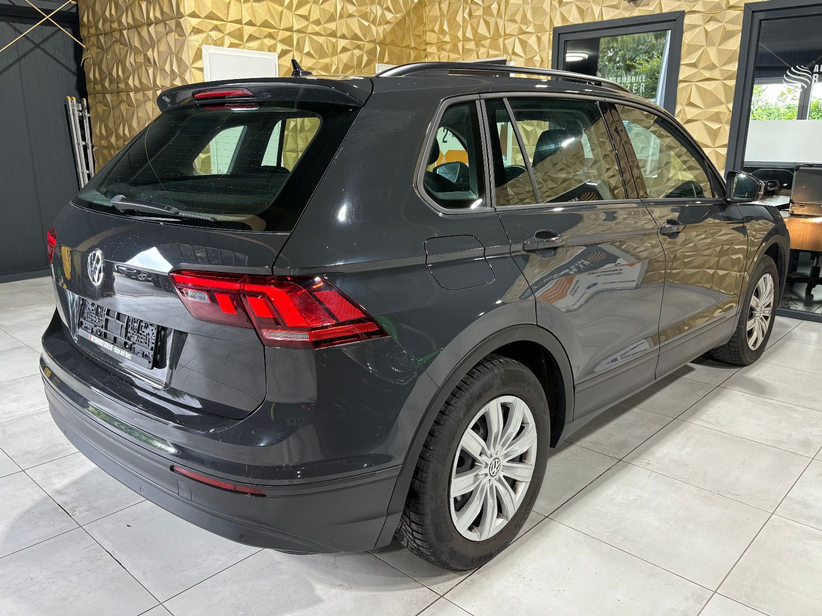 Fahrzeugabbildung Volkswagen Tiguan Trendline BMT/Start-Stopp/8-FACH/PDC/SHZ/