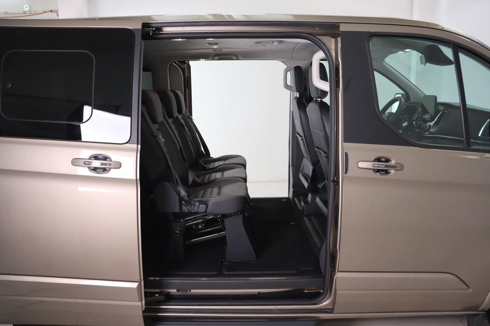 Fahrzeugabbildung Ford Tourneo Custom 2.0 L2 Lang Titanium Black Series