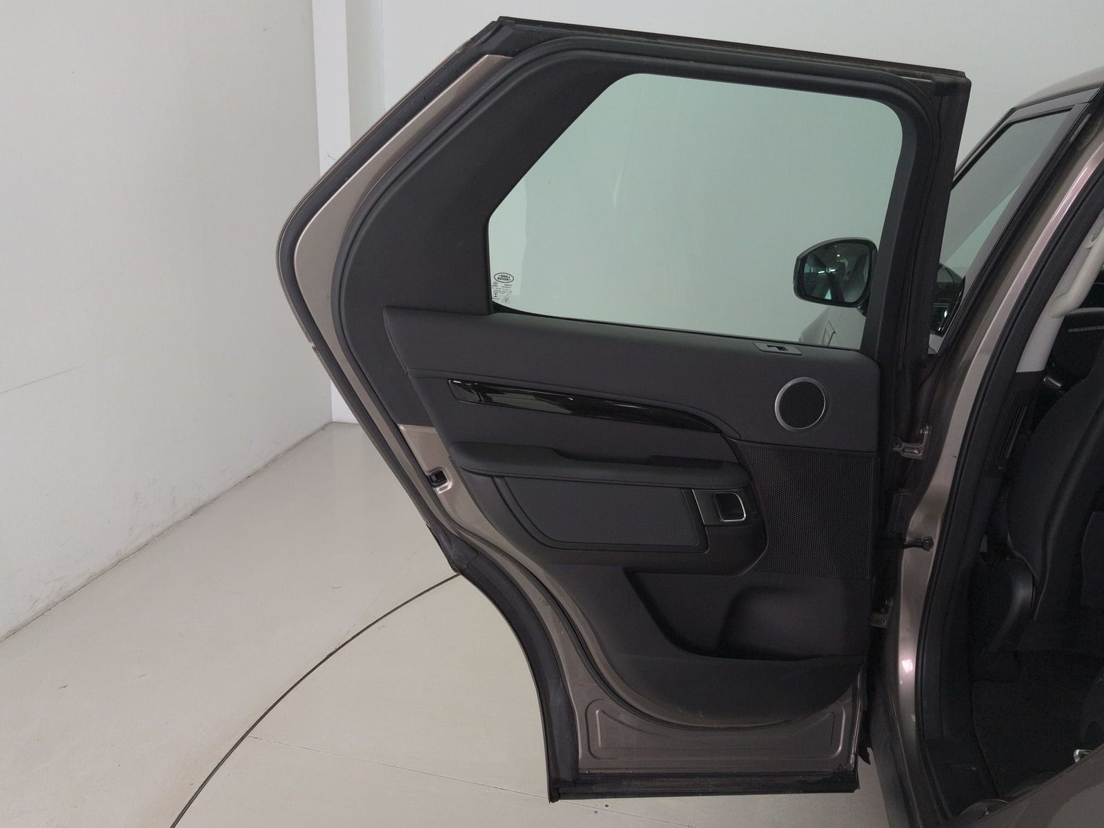 Fahrzeugabbildung Land Rover Discovery 5 2.0 TD4 SE * Leder * AHK * Navi*