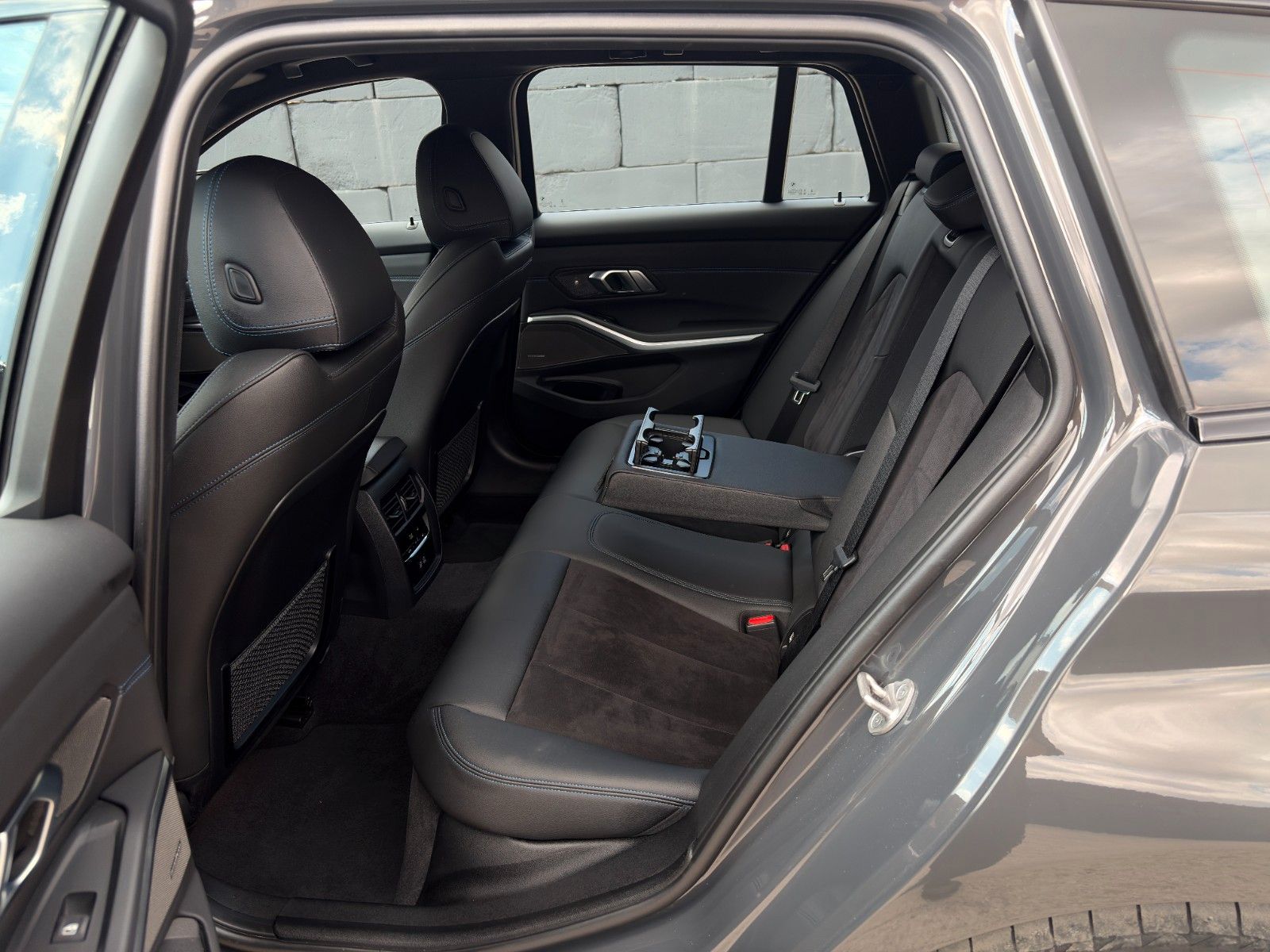 Fahrzeugabbildung BMW 330e Touring M Sport Alcan. Anthra. LC+ AHK H&K