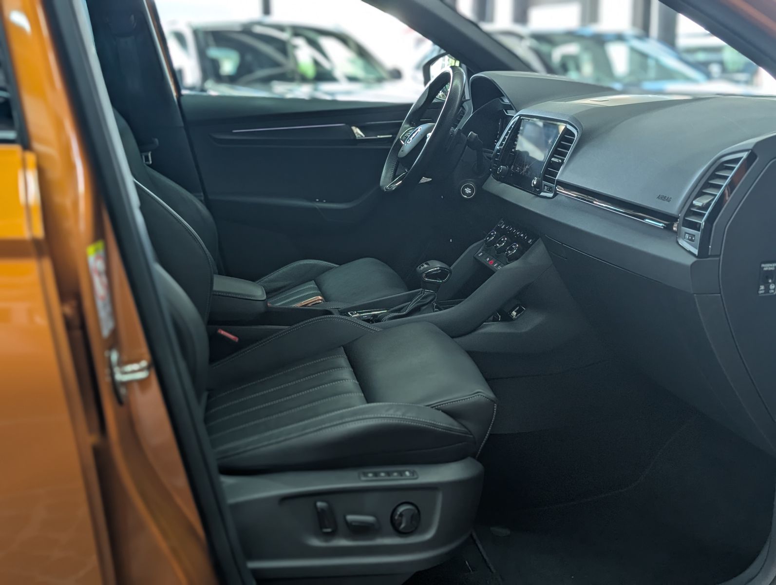 Fahrzeugabbildung SKODA Karoq Sportline 4x4 2.0 TSI PANO AHK StHz VOLL